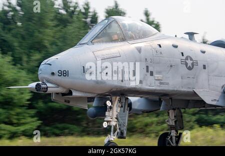 Eine US Air Force A-10 Thunderbolt II landet am 5. August 2021 auf einem Michigan State Highway in Alpena, Michigan. Zwei A-10 Thunderbolt IIS aus dem 354th Fighter Squadron und zwei A-10 aus dem 127th Wing der Michigan Air National Guard landeten im Rahmen von Northern Strike 21, einer groß angelegten Trainingsübung, auf einer Staatsautobahn. Dies ist das erste Mal in der Geschichte, dass die Luftwaffe absichtlich moderne Flugzeuge auf einer zivilen Straße in den USA landete Stockfoto