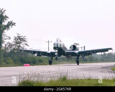 ALPENA, mich. – ein A-10 Thunderbolt II Pilot, 127. Flügel, Selfridge Air National Guard Base, trifft hier am 5. August 2021 auf einer öffentlichen Autobahn an. Die Trainingsveranstaltung markierte das erste Mal in der Geschichte der USA, dass ein modernes Militärflugzeug auf einer öffentlichen US-Autobahn landete, die nur für Automobile ausgelegt war. Stockfoto