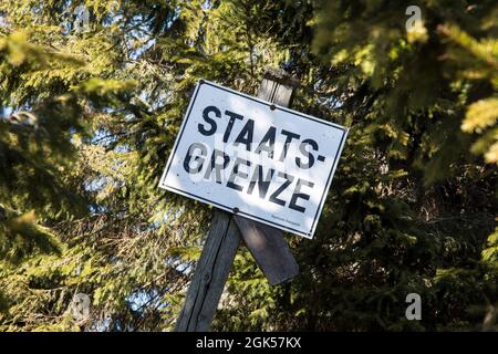 Schild Staatsgrenze Stockfoto