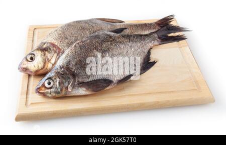 Gemeinsame Flussbrassen auf Schneidebrett isoliert auf weißem Hintergrund. Süßwasserfische Stockfoto