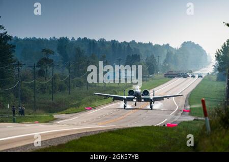 Ein A-10 Thunderbolt II vom Luftwaffenstützpunkt Davis-Monthan, Arizona, auf einer öffentlichen Autobahn in Alpena, Michigan, 5. August 2021. Die Landestelle auf der Autobahn war Teil der Übung Northern Strike 21-2, einer mehrteiligen, multinationalen Übung, die von der Michigan National Guard veranstaltet wurde, um die Bereitschaft zu stärken und die Interoperabilität mit Koalitionstruppen zu verbessern, um zu kämpfen und zu gewinnen. Die Landungsstraße bot der Michigan Air National Guard die Gelegenheit, die Fähigkeit ihrer Flugzeuge zu demonstrieren, in einer strengen Umgebung zu landen. Stockfoto