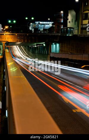 Lichtspuren mit Bewegungsunschärfe-Effekt, Langzeitbelichtung. Auf Hintergrund isoliert Stockfoto