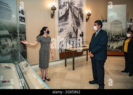 Allison Finkelstein (links), Historiker, Arlington National Cemetery; führt den Präsidenten der Republik Palau Surangel S. Whipps Jr. (rechts) auf dem Arlington National Cemetery, Arlington, Virginia, am 5. August 2021 durch das Memorial Amphitheatre Display Room. Stockfoto