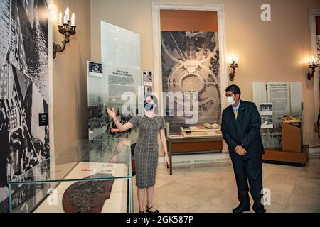 Allison Finkelstein (links), Historiker, Arlington National Cemetery; führt den Präsidenten der Republik Palau Surangel S. Whipps Jr. (rechts) auf dem Arlington National Cemetery, Arlington, Virginia, am 5. August 2021 durch das Memorial Amphitheatre Display Room. Stockfoto