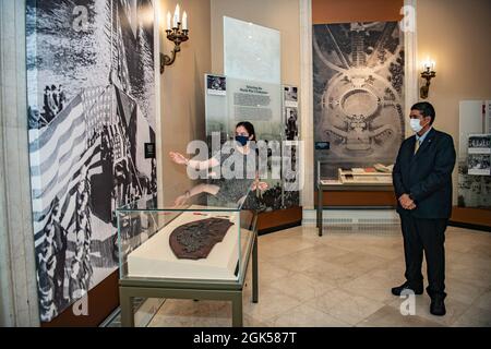 Allison Finkelstein (links), Historiker, Arlington National Cemetery; führt den Präsidenten der Republik Palau Surangel S. Whipps Jr. (rechts) auf dem Arlington National Cemetery, Arlington, Virginia, am 5. August 2021 durch das Memorial Amphitheatre Display Room. Stockfoto