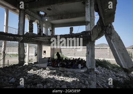 Taiz Jemen - 07. Okt 2020 : jemenitische Kinder studieren in einer Schule, die durch den Krieg in Taiz City, Jemen, zerstört wurde Stockfoto