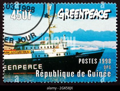 GUINEA - UM 1998: Eine in Guinea gedruckte Marke zeigt den Bug des Greenpeace Ship, um 1998 Stockfoto