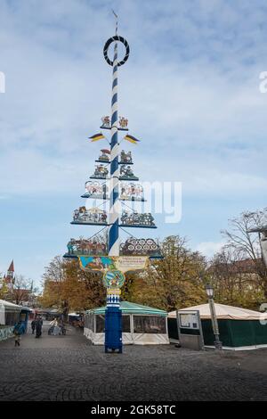 Maibaum am Viktualienmarkt - München, Bayern, Deutschland Stockfoto