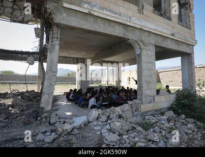 Taiz Jemen - 07. Okt 2020 : jemenitische Kinder studieren in einer Schule, die durch den Krieg in Taiz City, Jemen, zerstört wurde Stockfoto