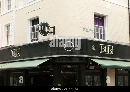 Bill's Restaurant, an der Ecke mit Bear Yard, 56 Cliffe High St, Lewes BN7 2AN. East Sussex. VEREINIGTES KÖNIGREICH. Der erste Bill's war Lewes. (127) Stockfoto