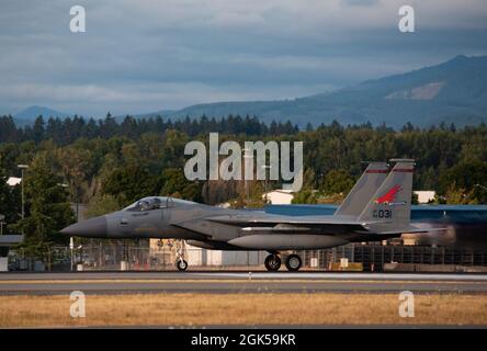 Am 5. August 2021, Portland Air National Guard Base, Portland, Oregon, hebt ein F-15 Eagle der 123rd Fighter Squadron während einer Kampfbereitschaftübung ab. Der 142nd Wing führte eine 5-tägige Kampfbereitschaftübung durch, um die Fähigkeit des Flügels zu beurteilen, einen Masseneinsatz durchzuführen und unter strengen Bedingungen zu operieren. Stockfoto