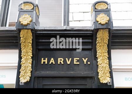 Verzierte Harvey-Ornamentdetails über der Tür von Harvey's Brauereiladen, Cliffe High Street, Lewes. VEREINIGTES KÖNIGREICH. Kunden können Bier direkt bei der Brauerei kaufen (127) Stockfoto