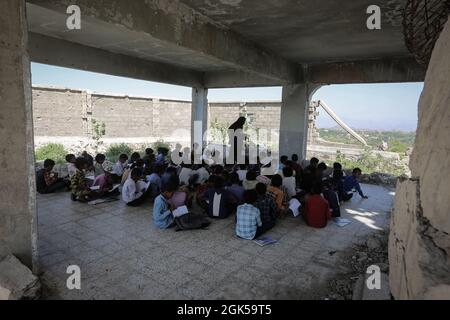 Taiz Jemen - 07. Okt 2020 : jemenitische Kinder studieren in einer Schule, die durch den Krieg in Taiz City, Jemen, zerstört wurde Stockfoto