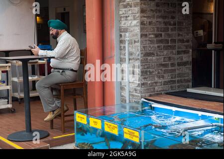 22.02.2017, Singapur, Republik Singapur, Asien - Sikh mit Turban sitzt vor dem indischen Restaurant im Nightlife-Viertel am Boat Quay. Stockfoto