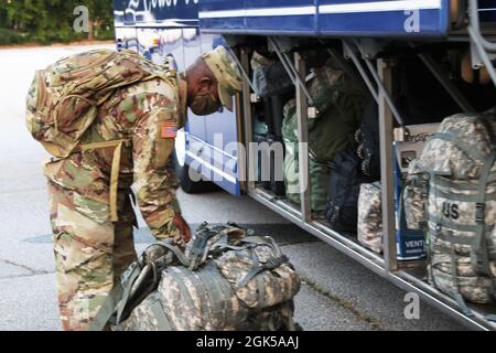 US Army Sgt. Jean C. Marcelin, ein Netzwerkingenieur der 642. Regionalen Unterstützungsgruppe, lädt seine Ausrüstung in einen Bus am 5. August 2021, im Army Reserve Center in Decatur, Georgia. Die Einheit ging an diesem Morgen nach Fort McCoy, Wis., Tausende von Mitgliedern der Reserve- und Nationalgarde aus dem ganzen Land würden an einer Kampfunterstützungs-Trainingsübung teilnehmen. Stockfoto