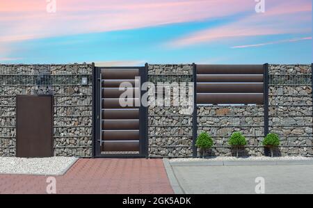 Modernes Wicket mit Gabionen Wand integriert. Zaun aus Gabionen. Stockfoto