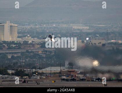 Eine F-16 Fighting Falcon hebt während der Red Flag 21-3 auf der Nellis Air Force Base, Nevada, am 5. August 2021 ab. Die F-16 Fighting Falcon ist ein kompaktes, vielrollenfähiges Kampfflugzeug, das sich sehr wendig bewegt und sich in Luft-Luft-Kämpfen und Luft-zu-Oberfläche-Angriffen bewährt hat. Stockfoto