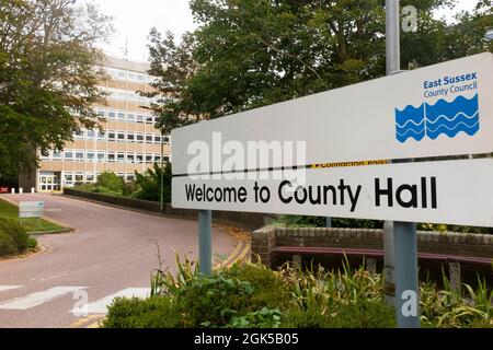 Die East Sussex County Hall ist ein modernes Gebäude in St. Anne's Crescent, Lewes, East Sussex. Es ist der Hauptsitz des Bezirks East Sussex. (127) Stockfoto