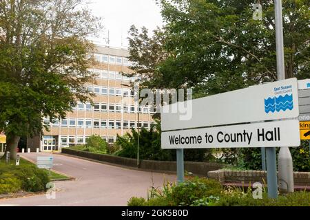 Die East Sussex County Hall ist ein modernes Gebäude in St. Anne's Crescent, Lewes, East Sussex. Es ist der Hauptsitz des Bezirks East Sussex. (127) Stockfoto