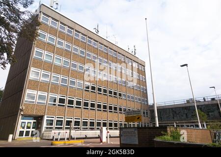 Die East Sussex County Hall ist ein modernes Gebäude in St. Anne's Crescent, Lewes, East Sussex. Es ist der Hauptsitz des Bezirks East Sussex. (127) Stockfoto