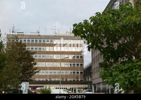 Die East Sussex County Hall ist ein modernes Gebäude in St. Anne's Crescent, Lewes, East Sussex. Es ist der Hauptsitz des Bezirks East Sussex. (127) Stockfoto