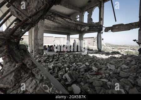 Taiz Jemen - 07. Okt 2020 : jemenitische Kinder studieren in einer Schule, die durch den Krieg in Taiz City, Jemen, zerstört wurde Stockfoto