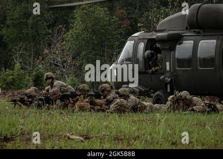 Soldaten der US-Armee mit 1. Bataillon, 21. Infanterie-Regiment und 25. Infanterie-Division führen am 6. August 2021 eine Luftangriffsmission im Baturaja Training Area durch. Garuda Shield 21 ist eine zweiwöchige gemeinsame Übung zwischen der US-Armee und Tentara Nasional Indonesia (TNI-AD Indonesia Armed Forces). Der Zweck dieser gemeinsamen Übung ist es, die Dschungelkriegfähigkeit sowohl der US-Armee als auch der indonesischen Armee zu verbessern und zu bereichern. Stockfoto