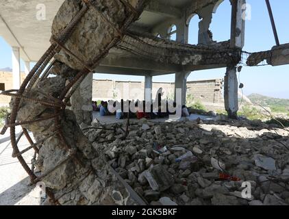 Taiz Jemen - 07. Okt 2020 : jemenitische Kinder studieren in einer Schule, die durch den Krieg in Taiz City, Jemen, zerstört wurde Stockfoto