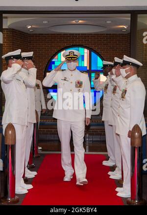 KINGS BAY, Georgia ug. 6, 2021) Capt. Todd Nethercott, ankommender commodore, Commander, Submarine Squadron 16, begrüßt die Sideboys während der Befehlswechselzeremonie, die in der Kapelle an Bord der Naval Submarine Base Kings Bay, Georgia, abgehalten wurde. Nethercott entlastet Capt. William Patterson. Squadron 16 ist verantwortlich für die Wartung und den Betrieb von zwei U-Booten der Ohio-Klasse, USS Florida (SSGN 728) und USS Georgia (SSGN 729). Stockfoto