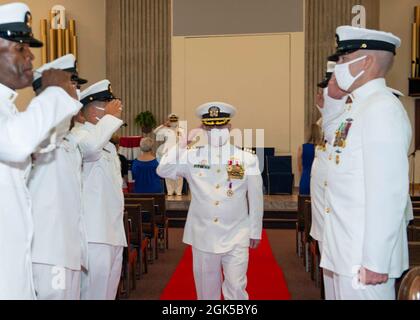 KINGS BAY, Georgia ug. 6, 2021) Capt. William Patterson, scheidender commodore, Commander, Submarine Squadron 16, begrüßt die Sideboys, als er die Befehlswechselzeremonie, die in der Kapelle an Bord der Naval Submarine Base Kings Bay, Georgia, abgehalten wird, verlässt. Ankommender commodore Capt. Todd Nethercott entlastet Patterson. Squadron 16 ist verantwortlich für die Wartung und den Betrieb von zwei U-Booten der Ohio-Klasse, USS Florida (SSGN 728) und USS Georgia (SSGN 729). Stockfoto