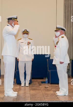 KINGS BAY, Georgia ug. 6, 2021) Capt. Todd Nethercott, Incoming commodore, Commander, Submarine Squadron 16, (links) begrüßt Capt. William Patterson, Outgoing commodore, der ihn während einer Befehlswechselzeremonie an der Kapelle an Bord der Marine Submarine Base Kings Bay, Georgia, von seinen Pflichten entlastet. Squadron 16 ist verantwortlich für die Wartung und den Betrieb von zwei U-Booten der Ohio-Klasse, USS Florida (SSGN 728) und USS Georgia (SSGN 729). Stockfoto