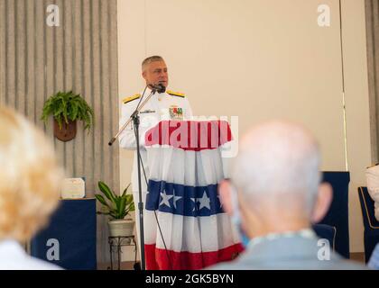 KINGS BAY, Georgia ug. 6, 2021) Gastlautsprecher, rückseitiger ADM. John Spencer, Commander der Submarine Group Ten, spricht mit angesehenen Gästen, Familie und Mitarbeitern während einer Befehlswechselzeremonie in der Kapelle an der Marine Submarine Base Kings Bay, Georgia. Capt. Todd Nethercott entlastet Capt. William Patterson als commodore von Commander, Submarine Squadron 16. Das Geschwader ist für die Wartung und den Betrieb von zwei U-Booten der Ohio-Klasse, USS Florida (SSGN 728) und USS Georgia (SSGN 729), verantwortlich. Stockfoto