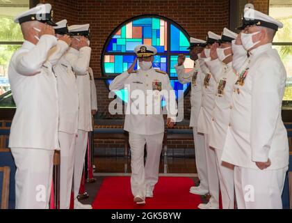 KINGS BAY, Georgia ug. 6, 2021) Adm Hinten. John Spencer, Kommandant der Submarine Group Ten, begrüßt die Sideboys während einer Befehlswechselzeremonie, die in der Kapelle an der Marine-Submarine-Basis Kings Bay, Georgia, abgehalten wird. Capt. Todd Nethercott entlastet Capt. William Patterson als commodore von Commander, Submarine Squadron 16. Das Geschwader ist für die Wartung und den Betrieb von zwei U-Booten der Ohio-Klasse, USS Florida (SSGN 728) und USS Georgia (SSGN 729), verantwortlich. Stockfoto