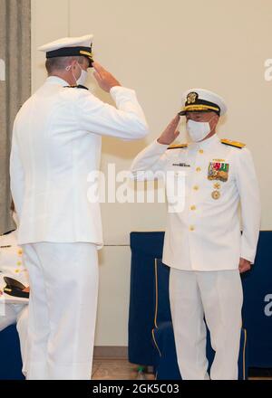 KINGS BAY, Georgia ug. 6, 2021) Capt. Todd Nethercott, Incoming commodore, Commander, Submarine Squadron 16, (links) begrüßt die hintere ADM. John Spencer, Kommandant der U-Boot-Gruppe Ten, während er erklärte, dass er Kapitän William Patterson während einer Befehlswechselzeremonie, die in der Kapelle an der Marine-U-Boot-Basis Kings Bay, Georgia, abgehalten wurde, von seinen Pflichten entlastet hat. Squadron 16 ist verantwortlich für die Wartung und den Betrieb von zwei U-Booten der Ohio-Klasse, USS Florida (SSGN 728) und USS Georgia (SSGN 729). Stockfoto