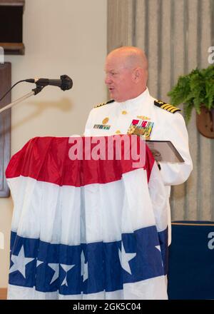 KINGS BAY, Georgia ug. 6, 2021) Capt. William Patterson, scheidender commodore, Commander, Submarine Squadron 16, spricht mit angesehenen Gästen, Familie und Personal während der Befehlswechselzeremonie in der Kapelle an der Naval Submarine Base Kings Bay, Georgia. Ankommender commodore Capt. Todd Nethercott entlastet Patterson. Squadron 16 ist verantwortlich für die Wartung und den Betrieb von zwei U-Booten der Ohio-Klasse, USS Florida (SSGN 728) und USS Georgia (SSGN 729). Stockfoto