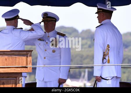 210806-N-GR655-162 GROTON, Conn. (Aug 6, 2021) – Adm Hinten. Rick Seif, Kommandant des Undersea Warfighting Development Center, gibt einen Gruß von Cmdr zurück. Jacob schmerzte, als er Cmdr formell entlastet. Shawn William, rechts, während einer Befehlswechselzeremonie des Submarine Readiness Squadron (SRS) 32 auf dem historischen Schiff Nautilus (SSN 571) in Groton, Connecticut, 6. August 2021. SRS 32 bietet Support-Services und hält die Einsatzbereitschaft für Marine-U-Boote aufrecht, die auf dem Naval Submarine Base New London in Connecticut heimisch sind. Stockfoto