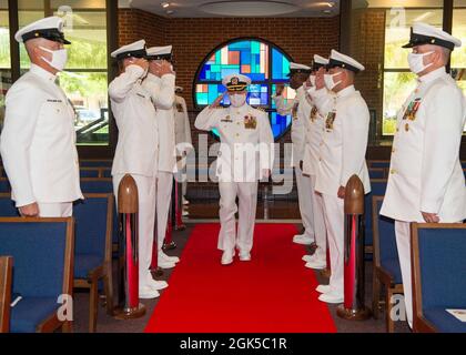 KINGS BAY, Georgia ug. 6, 2021) Capt. William Patterson, scheidender commodore, Commander, Submarine Squadron 16, begrüßt die Sideboys während der Befehlswechselzeremonie, die in der Kapelle an Bord der Naval Submarine Base Kings Bay, Georgia, abgehalten wurde. Ankommender commodore Capt. Todd Nethercott entlastet Patterson. Squadron 16 ist verantwortlich für die Wartung und den Betrieb von zwei U-Booten der Ohio-Klasse, USS Florida (SSGN 728) und USS Georgia (SSGN 729). Stockfoto