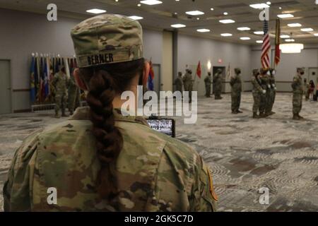 US Army 1st LT. Sara Berner, Referent für öffentliche Angelegenheiten des 1. Bataillons, 41. Artillerieregiment „Glory’s Guns“, 1. Panzerbrigade Combat Team „Raider“, 3. Infanterie-Division, live überträgt eine Befehlswechselzeremonie am 6. August 2021 in Fort Stewart, Georgia. Die Zeremonie überträgt formell das Kommando über Glory’s Guns von LT. Col. Jeffery R. Fuller an LT. Col. Max E. Caylor. Stockfoto