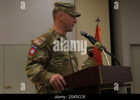 Oberstleutder der US-Armee, Max E. Caylor, der ankommende Kommandeur des 1. Bataillons, des 41. Artillerieregiments „Glory's Guns“, des 1. Panzerbrigade-Kampfteams „Raider“, der 3. Infanterie-Division, spricht während einer Zeremonie zum Befehlswechsel am 6. August 2021 in Fort Stewart, Georgia, mit Familien, Freunden, Soldaten und angesehenen Gästen. Die Zeremonie überträgt formell das Kommando über Glory’s Guns von LT. Col. Jeffery R. Fuller an Caylor. Stockfoto