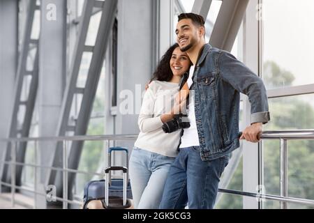 Familienurlaub. Romantisches Arabisches Paar, Das In Der Lounge-Zone Des Flughafens Auf Den Flug Wartet Stockfoto