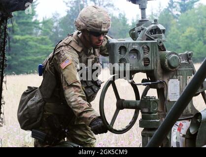 Soldaten mit Charlie Battery, 1. Bataillon, 119. Field Artillery Regiment, Michigan Army National Guard mit Sitz in Albion, feuern ihre M777 Howitzer während des Northern Strike 21 (NS21), Camp Greyling Joint Maneuver Training Center, Greyling, Michigan, 6. August 2021. Die Soldaten nehmen an NS21 Teil, einer gemeinsamen Trainingsübung, die die Möglichkeit bietet, Bereitschaft und Interoperabilität zu schaffen und gleichzeitig in realistischen Multi-Domain-Umgebungen zu trainieren. Stockfoto