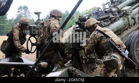 Soldaten mit Charlie Battery, 1. Bataillon, 119. Field Artillery Regiment, Michigan Army National Guard mit Sitz in Albion, feuern ihre M777 Howitzer während des Northern Strike 21 (NS21), Camp Greyling Joint Maneuver Training Center, Greyling, Michigan, 6. August 2021. Die Soldaten nehmen an NS21 Teil, einer gemeinsamen Trainingsübung, die die Möglichkeit bietet, Bereitschaft und Interoperabilität zu schaffen und gleichzeitig in realistischen Multi-Domain-Umgebungen zu trainieren. Stockfoto