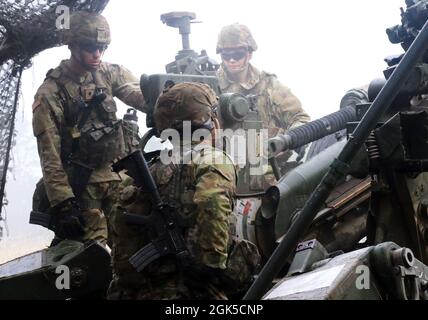 Soldaten mit Charlie Battery, 1. Bataillon, 119. Field Artillery Regiment, Michigan Army National Guard mit Sitz in Albion, feuern ihre M777 Howitzer während des Northern Strike 21 (NS21), Camp Greyling Joint Maneuver Training Center, Greyling, Michigan, 6. August 2021. Die Soldaten nehmen an NS21 Teil, einer gemeinsamen Trainingsübung, die die Möglichkeit bietet, Bereitschaft und Interoperabilität zu schaffen und gleichzeitig in realistischen Multi-Domain-Umgebungen zu trainieren. Stockfoto