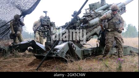 Soldaten mit Charlie Battery, 1. Bataillon, 119. Field Artillery Regiment, Michigan Army National Guard mit Sitz in Albion, feuern ihre M777 Howitzer während des Northern Strike 21 (NS21), Camp Greyling Joint Maneuver Training Center, Greyling, Michigan, 6. August 2021. Die Soldaten nehmen an NS21 Teil, einer gemeinsamen Trainingsübung, die die Möglichkeit bietet, Bereitschaft und Interoperabilität zu schaffen und gleichzeitig in realistischen Multi-Domain-Umgebungen zu trainieren. Stockfoto