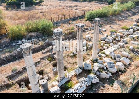 Luftaufnahme von Tempelsäulen und antiken Ruinen. Soli Pompeipolis ist eine antike Stadt in Mersin, Türkei. Hochwertige Fotos Stockfoto