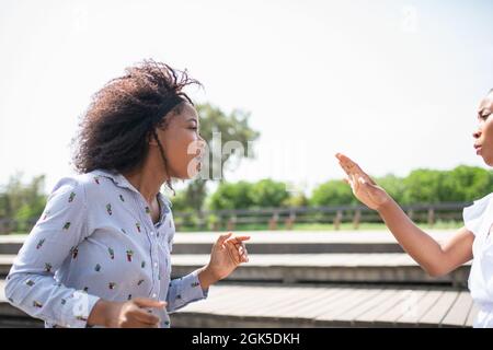 Zwei Frauen konfrontieren und streiten miteinander. Stockfoto