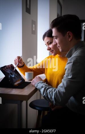 CHI, MOLDAWIEN - 22. Jan 2021: Ein süßes Paar genießt ihren Kaffee in einem lokalen Spezialitätencafe. Stockfoto