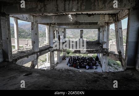 Taiz Jemen - 07. Okt 2020 : jemenitische Kinder studieren in einer Schule, die durch den Krieg in Taiz City, Jemen, zerstört wurde Stockfoto