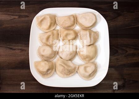 Leckere Knödel mit Käse, traditionelles polnisches Gericht „Pierogi ruskie“ Stockfoto