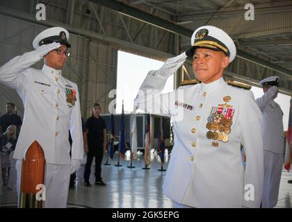 210708-N-AS200-6068 VENTURA COUNTY, Kalifornien - hintere ADM. Bette Bolivar, Kommandantin der Navy Region Southwest, begrüßt sie, als sie an Bord des Marinestützpunktes Ventura County (NBVC) während einer Befehlswechselzeremonie geleitet wird, die ihren neuesten Anführer, Capt. Robert „Barr“ Kimnach III, begrüßte, während sie den Ruhestand seines scheidenden Führers, Capt. Jeff Chism, bei Point Mugu feierte, 8. Juli 2021. NBVC ist eine führende Marineinstallation, die aus drei Einsatzeinrichtungen besteht: Point Mugu, Port Hueneme und San Nicolas Island. NBVC ist strategisch in einem nicht eingezäunten Küstengebiet von Südkalifornien gelegen und nutzt ITS Stockfoto